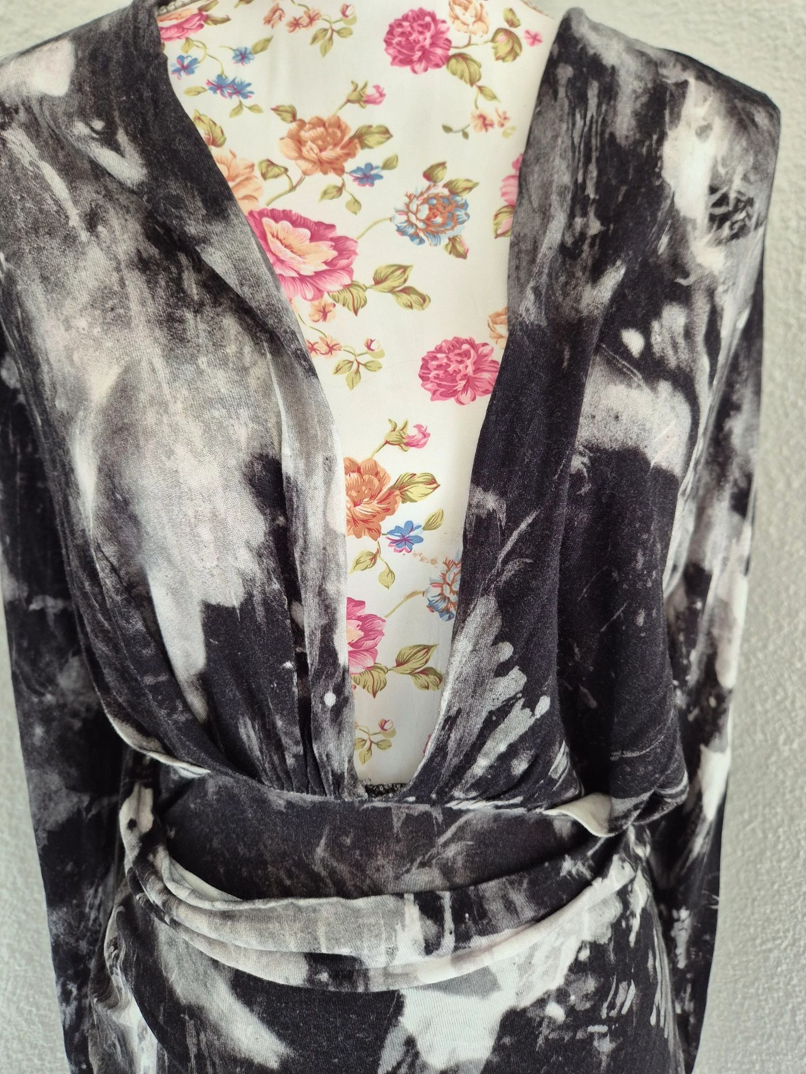 Robe Religion G 42 preta tie and dye mangas compridas decote em V drapeada chique noite 100% viscose – photo 2